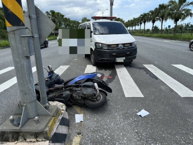 休假警員騎士骨折送醫｜鳳林十字路口，救護車、機車車禍！
