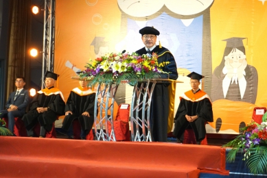 雲林虎科大畢典見證多元逐夢旅程 知名體育主播徐展元熱血分享職涯歷程〜