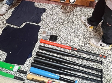 販毒集團疑黑吃黑押人痛毆高雄警方逮8嫌搜出大批刀槍