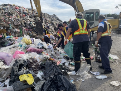 垃圾分類不確實遭退運！清出iPad、電池　即刻起加嚴破袋稽查