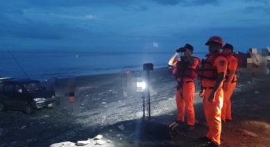 6歲孩童太麻里出海口戲水疑遭浪捲走，釣客奮勇拯溺，雙雙滅頂失蹤！