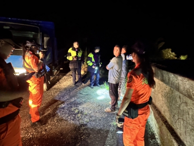 逮個正著｜豐濱海岸傾倒廢棄物，海巡埋伏查獲！