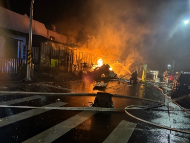 凌晨惡火｜鯊魚黑幫餐廳成功店，深夜傳來一聲巨響，疑瓦斯爆炸，濃煙烈焰、火光熊熊，迅速撲滅！