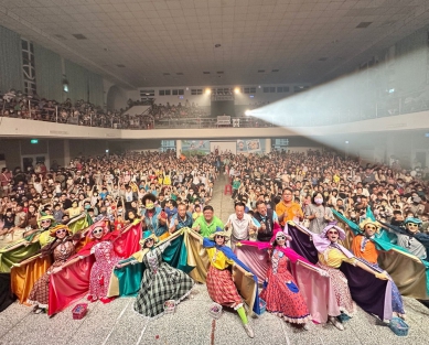 蔡易餘立委邀紙風車返布袋演出 端午連假首夜陪伴孩子打開魔法書
