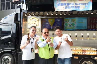 海風夏祭市集熱鬧登場 陳光復到場共襄盛舉 5月31日、6月1日兩天下午2時至晚間7時,活動現場搭配海風編織、露營椅與漁網扇DIY工作坊等活動,及大型藝術裝置與現場精彩表演,為遊客與在地居民帶來充滿驚喜的感官饗宴。