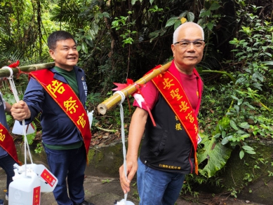 乾涸多年｜鹿野玉龍泉水復湧，村民挑扁擔取午時水，重現早年濃濃鄉情。