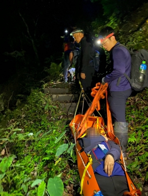 路徑改變。路面濕滑｜2名女山友結伴走瓦拉米步道，其中1人腳踝骨折，23名救難人員摸黑合力輪流搬運下山，如果查有違規要罰！