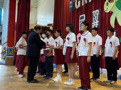 畢業季祝福滿載 陳光復勉勵學子:懷抱信念、走在正確的道路上 澎湖縣長陳光復6/2日出席馬公高中及澎湖海事兩所高中職學校的畢業典禮,向524位畢業生獻上最誠摯的祝福。