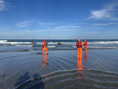 18歲高職生遭大浪捲走｜都歷「天空之鏡」海灘驚傳溺水，4人下海回來3人，海巡聯合空勤、消防全力搜索中！