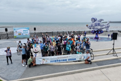 「2025世界自行車日~嗨騎菊島」在澎湖熱情開騎 另外,澎管處將於114年9月28日(星期日)辦理「2025澎湖跳島101K自行車活動 (101K Hopping Bike)」,刻正受理報名中,車友請把握報名時間,一起用自行車漫遊方式享受澎湖秋季不一樣的美景與氛圍。活動報名網站: https://bao-ming.com/eb/content/6516#30500