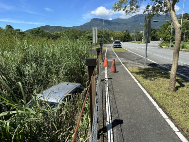 惹禍後落跑｜無照騎士路口違規行駛，小轎車忙閃避自撞分隔島後墜入路邊路緣約2公尺高農地，車毀4人輕重傷送醫，鳳警究責！