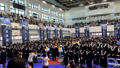 澎科大畢業典禮黃有評校長勉勵畢業生成為利他的燭光 典禮由校長黃有評主持,縣長陳光復、議長陳毓仁、馬公市長黃健忠、馬公市代表會副主席莊國輝、環保局長蔡淇賢、文化局長陳鈺雲、榮服處處長余熙明、尖山電廠廠長李鳳春、澎湖就業中心主任陳家全、澎水學務主任葉乃昇及民進黨主委顏家康、玉山經理陳文卿…等各界長官嘉賓,以及畢業生家長一同前來為畢業生獻上祝福,氣氛熱烈溫馨。