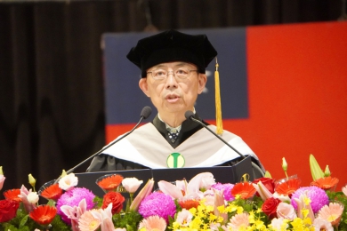 大葉畢業典禮，校長方文昌勉勵畢業生，學校是校友的「後頭厝」，永遠為校友加油。（照片大葉提供）