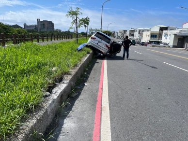 飛上圍牆｜BMW小轎車失控自撞河堤，臺東市仁義北路，車毀4人傷！