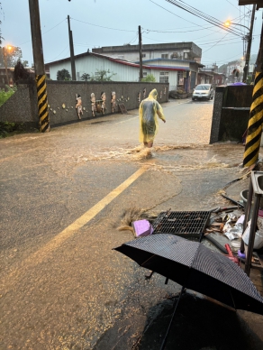 瞬間強降雨｜泥水滾滾、倒灌多戶民宅，景美村加灣87號一帶，災民搶搬家電！