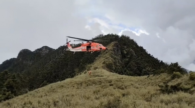 勇戰畢祿山｜61、62歲婦，1個跌傷、1個高山症，直升機救回送醫！