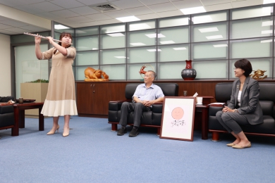 獲五所國立大學音樂系長笛榜首 縣長接見年輕音樂家李盈箴
