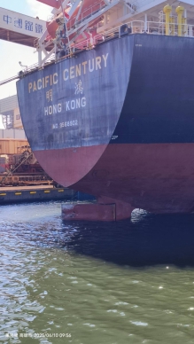 香港籍散裝輪「明鴻號」撞高雄港碼頭波及台船工作船沉沒