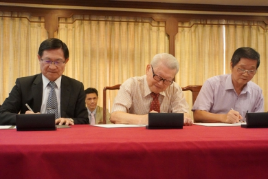 因應少子化變遷,大葉董事長韓繼綏(中)與兩所實驗學校簽約,出租閒置空間。(照片大葉提供)