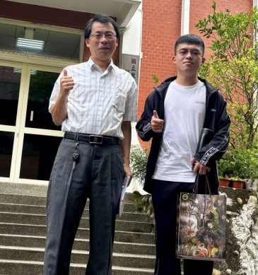 大學個人申請入學,新住民第二代吳泰均同學(右),錄取「清大、成大、興大」等校電機系。(照片員中提供)