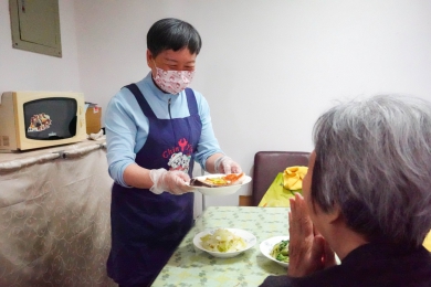 嘉義就業中心助66歲婦女投入照服 獲10.8萬照顧服務就業獎勵金