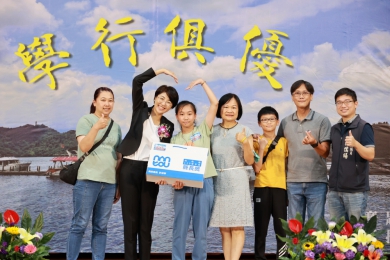 縣長許淑華親頒「縣長獎」 420位同學歡喜領獎