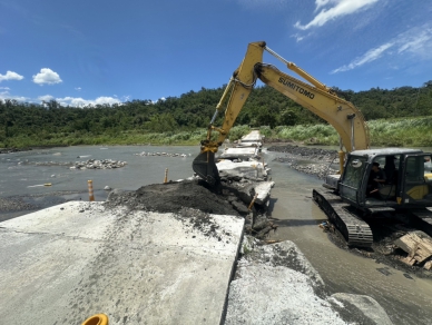 土路｜遭洪水衝毀的蚊子洞便道，已堆砌出土路供行走使用，如後續遇下雨或有大水，會預警性封閉。