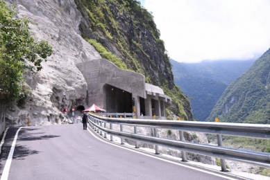 網傳「銅門隧道通車後就沒車，慕古慕魚至今未重新開放！」｜花蓮縣政府澄清：有關慕谷慕魚景觀區，縣府積極協助兩部落完成自觀區劃定及經營管理計畫，預計年底送中央審查！