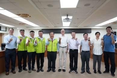 陳光復頒發農業部農村發展及水土保持署長李鎮洋榮譽縣民證  肯定其助力澎湖農村再生  不僅有效推動地方產業升級、激勵青年返鄉投入農村建設，更成就澎湖在農村發展上多項里程碑，為離島農村注入充滿希望的未來願景。