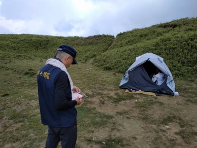 被踏禿了｜合歡北峰3246鞍地，原本豐茂的植物，不堪紮營及遊客踩壓變得光禿裸露，除了植栽復育，將加強取締露營、炊煮等違規事項！