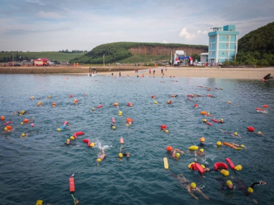 2025泳渡澎湖灣 6/21-6/22登場  今年特別邀請藝人丁寧、郭家齊、季胤呈與林育夙擔任活動大使，剛於4月完成半超鐵挑戰的丁寧，將首次嘗試500公尺海泳，更帶著兩位孩子參加「水上嘉年華」，兩屆5000公尺女子冠軍郭家齊分享泳渡心得：「泳渡澎湖灣是一場享受生活、熱愛挑戰的海島之旅」，而讓人最期待的美食饗宴，今年縣府一樣準備在地美食炸丁香、花枝丸、現烤PIZZA、滷味還有解暑的西瓜、仙人掌冰及飲料等。