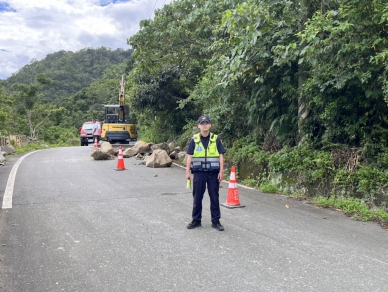 邊坡坍方。落石滾落｜奇美警通報清除並協助交管