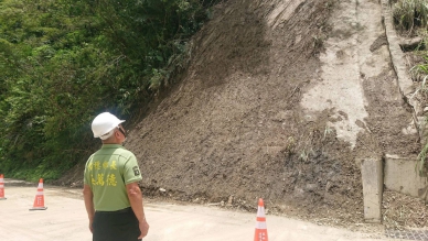 山壁光禿禿｜瑞港公路9K土石滑落