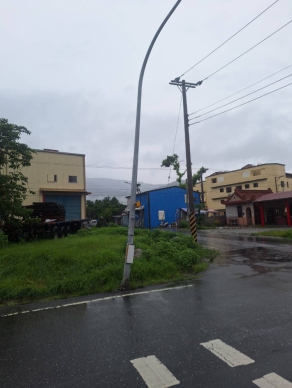 玉里鎮信義路與成功街路燈傾斜|鎮代吳朝成:請盡快扶正!