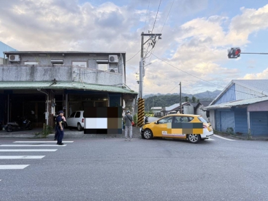 路口對決|瑞穗鄉兩車碰撞,其中一車衝撞路邊房舍,ㄧ片狼藉、受傷送醫!