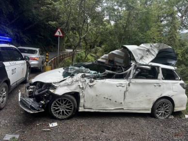 酒駕自撞中橫山壁|車輛變形、駕駛重傷失去意識送醫!
