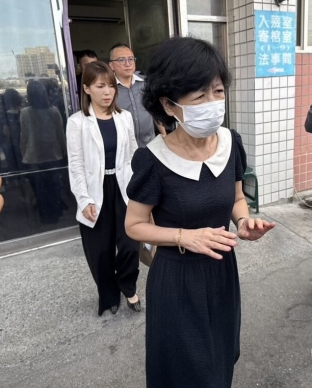 陳佩琪趕抵高雄市殯會同彭振聲父子悼念彭妻