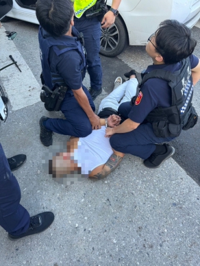 亡命大奔逃|駕駛車頭嚴重毀損的車子滿街跑引發警方追緝,從臺東市追到成功鎮,衝撞警員、突圍兔脫,開三槍擊破輪胎,南北大包抄緝獲!