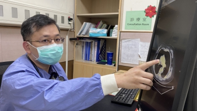 65歲婦人背痛，經員榮醫院急診室查出﹁主動脈剝離﹂，立即轉送中榮開刀而救回一命。（照片員榮提供）炎