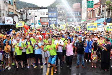 宜蘭蘇澳狂歡潑水節熱鬧登場 封街打水戰消暑大降溫