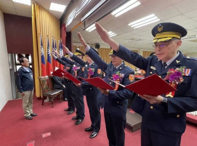 高市7警分局長交接新舊任六龜分局長拚救災缺席