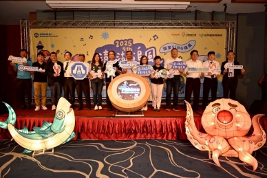 澎湖秋瘋季10週年起跑！六場巨星演唱會＋燈光藝術展演打造最嗨秋旅  大型舞台展演活動自8月29日起至9月26日止，為期五週，每週五晚間及8月30日（六）共舉辦六場演唱會，卡司陣容超強，包含韓國性感天后孝琳、玖壹壹、ENERGY、溫嵐、TRASH、麋先生、滅火器、許富凱、OZONE等實力與人氣兼具的藝人接力開唱，勢必掀起秋季澎湖旅遊熱潮。