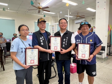 跨鄉市攜手義剪 馬公市長引薦資源 關懷望安長者與鄉親 活動現場，望安鄉長許賢德親自頒發感謝狀，表揚北醫楓杏醫學青年服務團、點亮點公益服務整合平台及馬公市公所在地方關懷上的積極付出。他表示，這場活動結合各方力量，讓望安的長者和鄉親感受到社會的溫度。感謝北醫團隊長年無私奉獻，也感謝馬公市長主動引薦資源，讓關懷落實到最需要的地方。