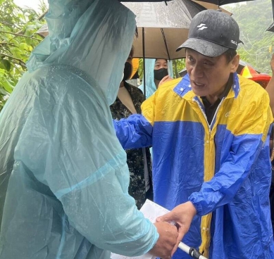 ​行政院原民會主委探視南橫墜谷罹難者家屬