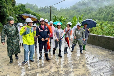陳其邁帶物資視察高雄山區災情