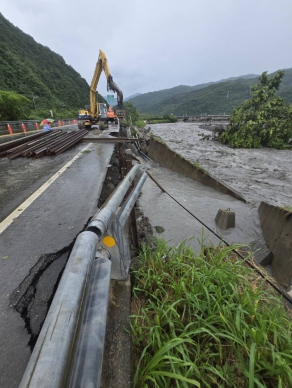 災情慘重｜臺東縣大武鄉台9線406.8K地基掏空，調撥南下車道單線雙向通行！