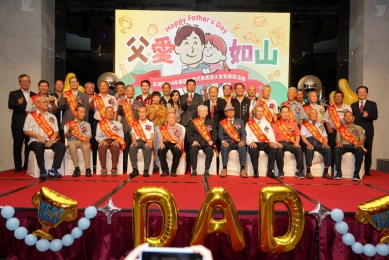 澎縣府表揚20位模範父親　陳光復：每一天都是父母親節 恭喜今年20位模範父親：鄭海涵先生、賴德溪先生、陳江水先生、薛光龍先生、歐墻先生、薛武川先生、蔡清守先生、陳兩添先生、李文祝先生、王振發先生、許興光先生、吳文東先生、陳文義先生、洪志成先生、顏揚池先生、薛晚來先生、陳神吉先生、劉文堂先生、張萬助先生、邵遷棧先生。其中最年長的是96歲的鄭海涵先生，年紀最輕的是62歲的王振發先生。