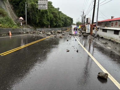 巨石滾落｜臺東市台11乙線臺東大橋北側，阻斷道路雙向通行，迅速搶通，巨石過大暫時擺路邊，稍後運走！