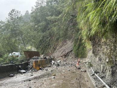 邊坡持續間歇落石｜海端鄉台20線155K+100栗園路段，雙向道路阻斷無法通行。