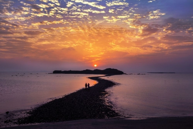 秋遊澎湖好石光—奇岩躍動，逐浪賞石聆風語！ 本島秘境探險遊程：本島行程則精選澎湖代表性地質景點，包括大菓葉玄武岩、奎壁山摩西分海、小門鯨魚洞等，帶領您漫步至海中央的赤嶼，一起來揭開神秘面紗，原來石頭也會說故事！旅客可近距離感受大自然的鬼斧神工  本次跳島行程將獨家包船帶領旅客前往虎井嶼、桶盤嶼等地，一覽雄偉壯觀的岩壁與海蝕地形，帶領旅客開啟一場知性與感性的旅程！